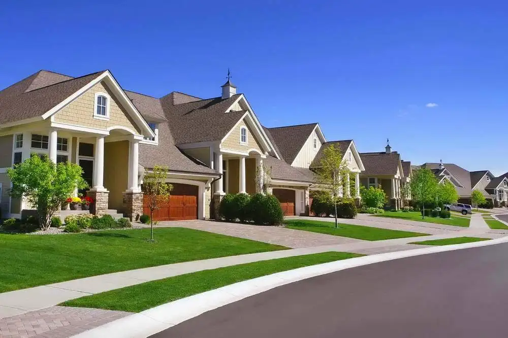 Cartier de case familiale aflat la suburbia marilor orașe de coastă